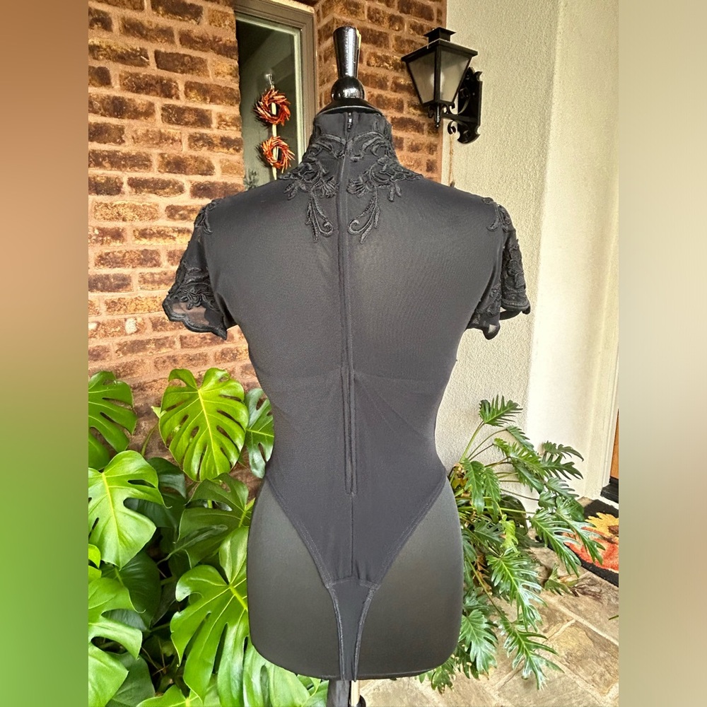 Vintage Tadashi Shoji Black Lace Bodysuit, classic style, beautifully tailored - Picture 4 of 6